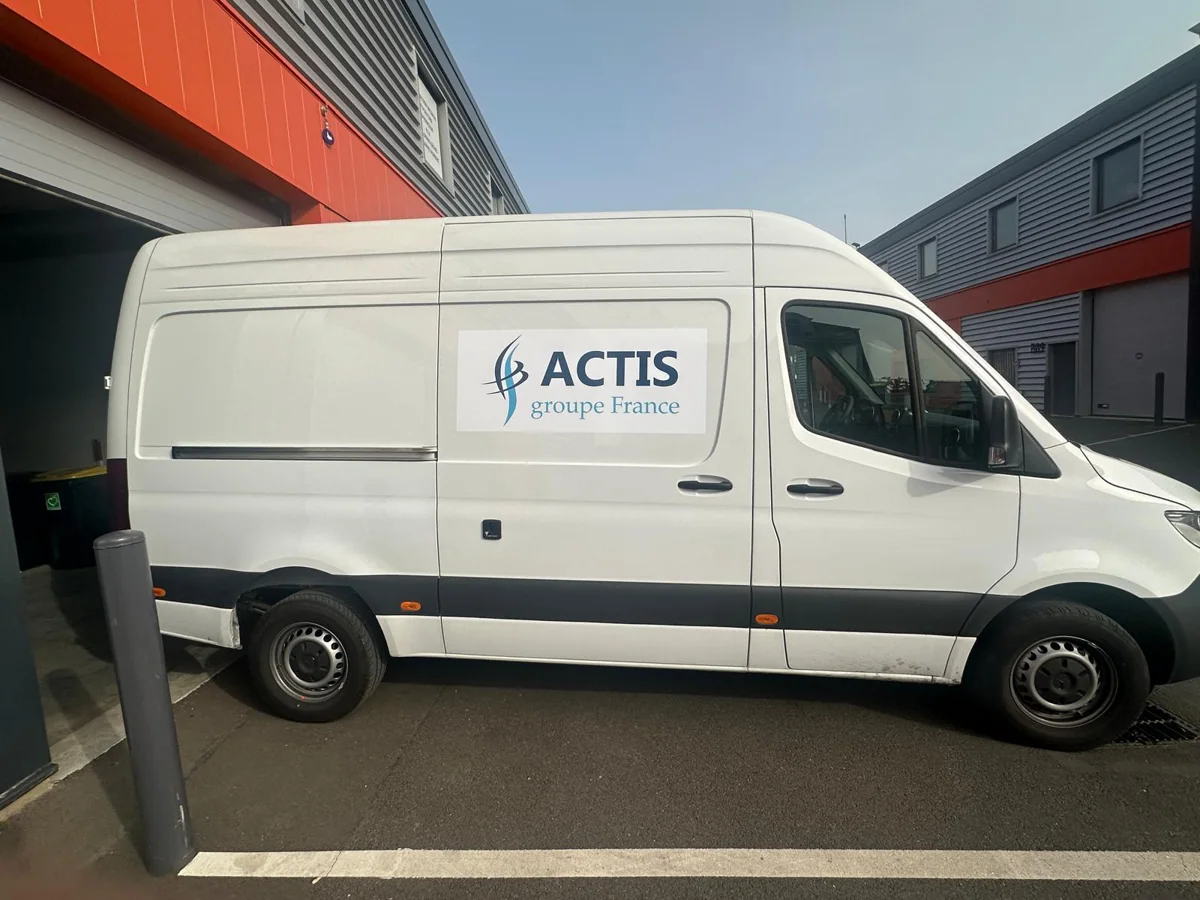 Marquage adhésif ACTIS sur un utilitaire