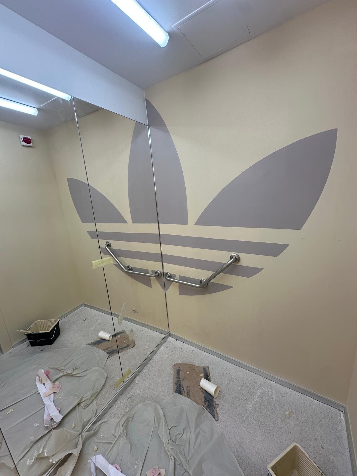 Décoration adhésive grand format Adidas sur mur et miroir