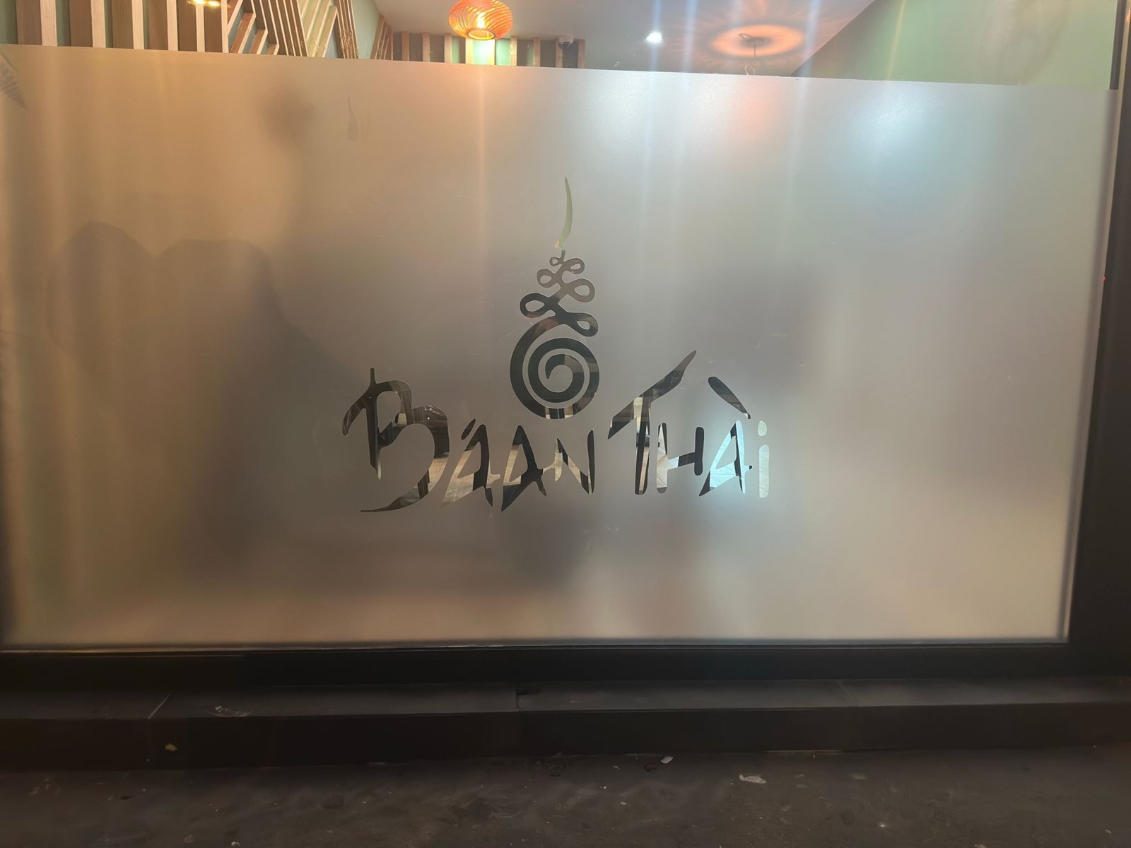 Vitrophanie dépoli avec logo découpé sur vitrine Baan Thai