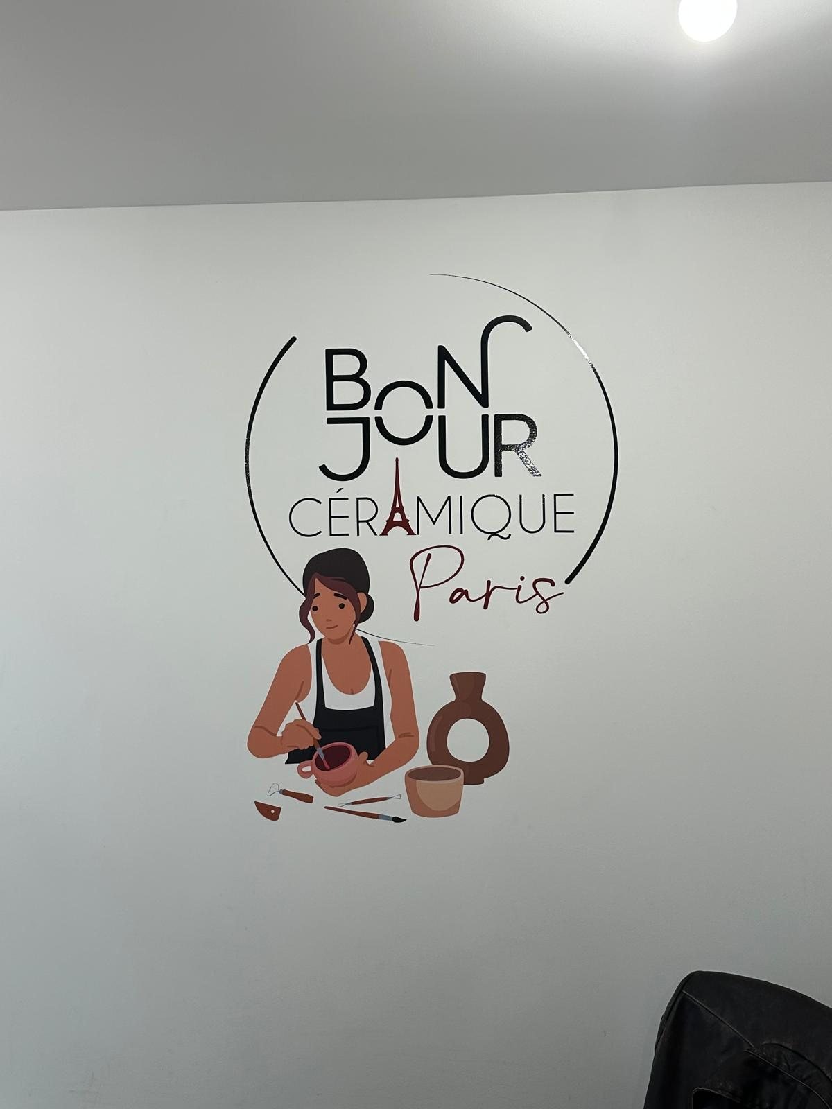 Décoration murale Bonjour Céramique Paris réalisée en adhésif imprimé et découpé