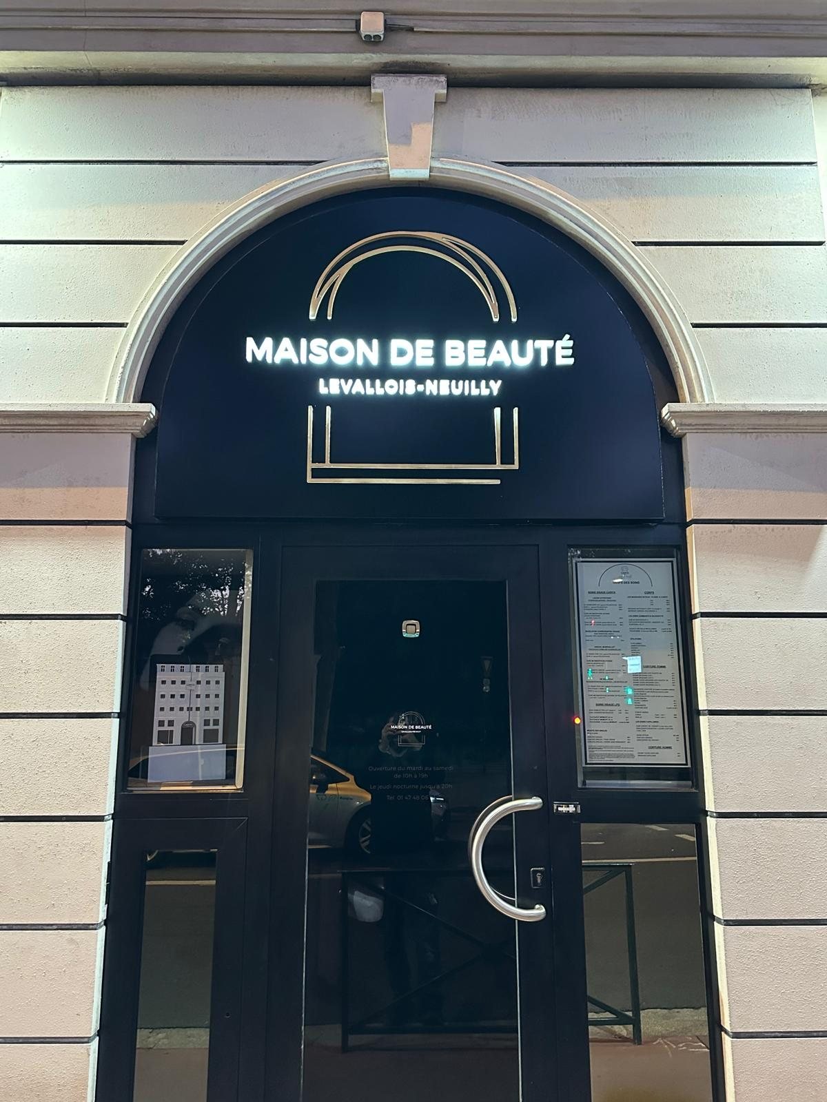 Enseigne lumineuse Maison de Beauté posée sur façade