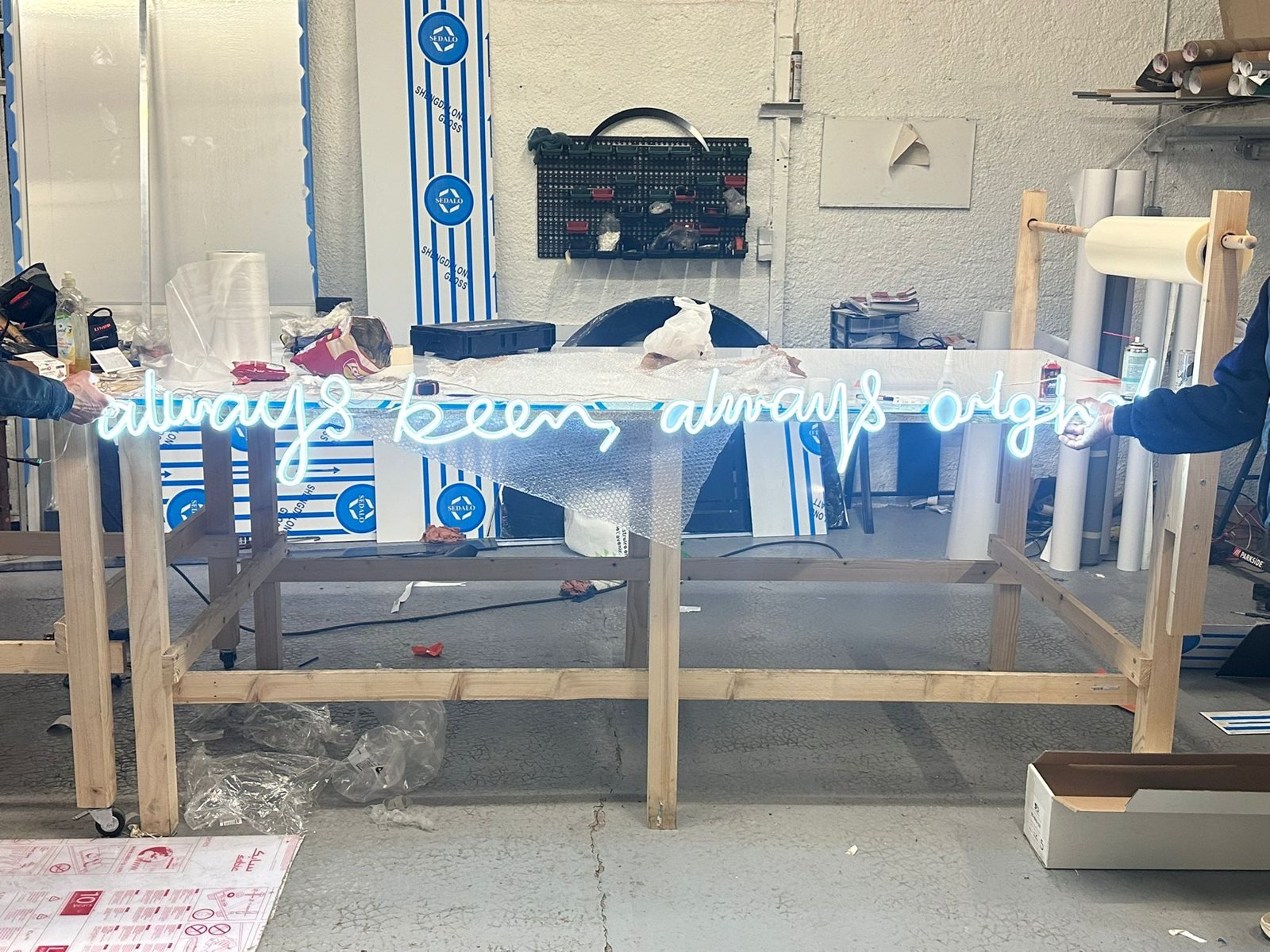 Lettrage néon en préparation dans l'atelier Adh&sign