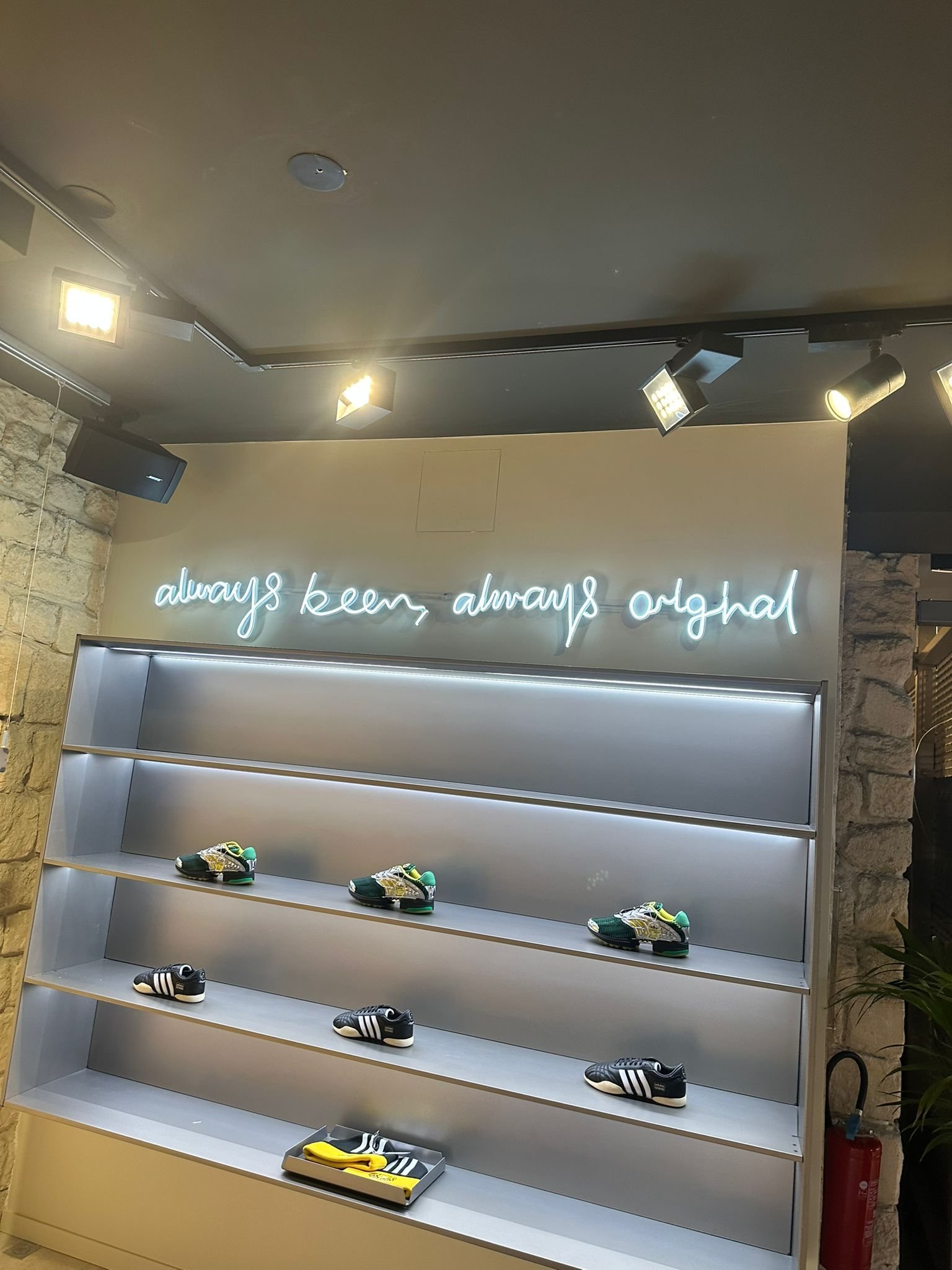 Lettrage lumineux installé en magasin au-dessus d'un meuble de présentation