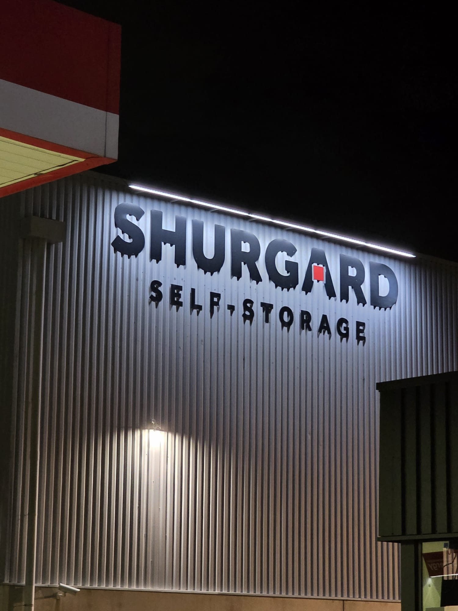 Lettres découpées et lumineuses Shurgard sur bardage