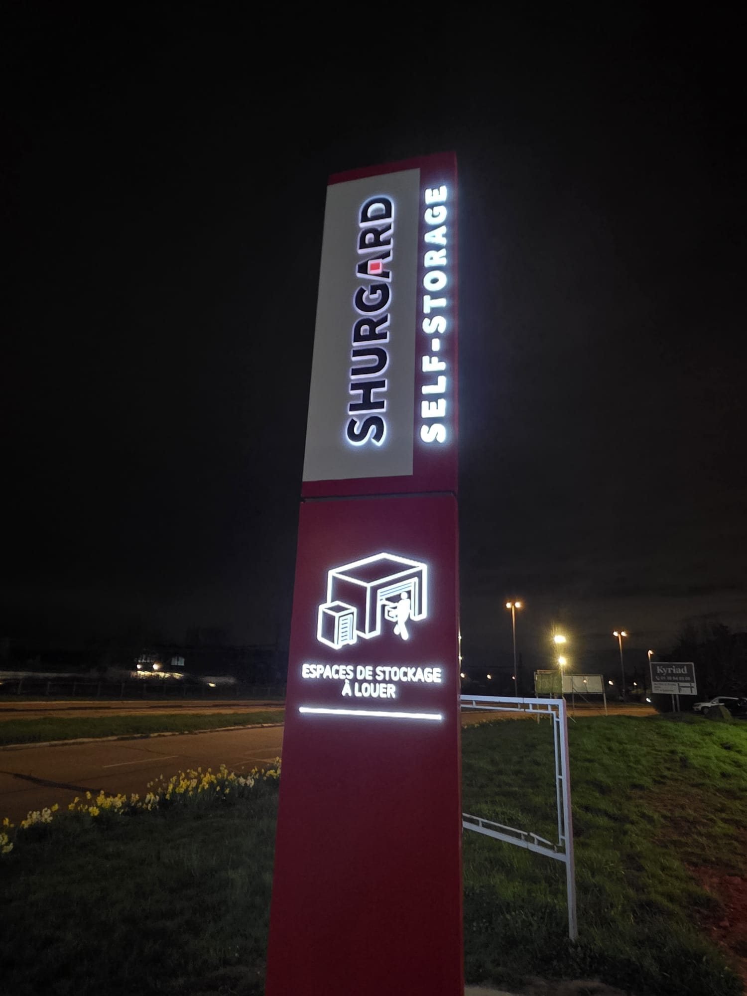Totem signalétique lumineux Shurgard réalisé pour un site extérieur